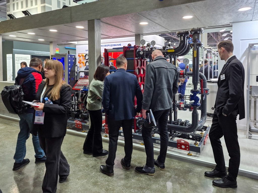 Итоги юбилейной выставки AquaFlame 2026 для БРАНТ. На стенде Сантехкомплект представили Блочный тепловой пункт БТП и насосную установку пожаротушения НУ АПК